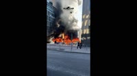 баллон на крыше автобуса задел за ограничитель высоты перед въездом в тоннель 2.mp4