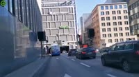 баллон на крыше автобуса задел за ограничитель высоты перед въездом в тоннель.mp4