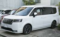 2024HondaStepwgne.HEVSpadainPlatinumWhitePearl,frontleft.jpg