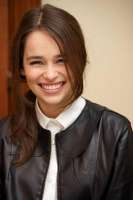emilia-clarke-has-a-smile-that-can-light-up-a-whole-room-v0-xd0na18ij7uc1.jpg