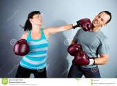 woman-punching-man-20351397.jpg