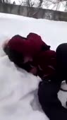 Школьница избивает парня.mp4