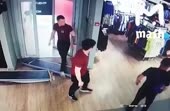 Массовая драка в магазине Adidas в Москве.mp4