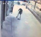 гасит личинку.webm
