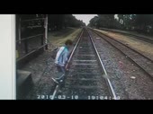поезд внезапно появился из-за угла.mp4