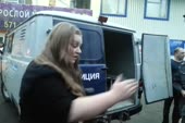 менты усмиряют быдлобабу.webm