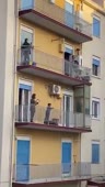 Как на Сицилии соблюдают самоизоляцию.mp4