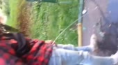 Россия Бомж ссыт с лавки.webm