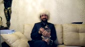 поц в шапке с котом.webm