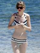Taylor-Swift-Bikini-Candids-on-the-Beach-in-Perth-2.jpg