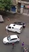 псина рвёт человека.mp4