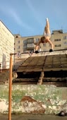 разделся на турнике.mp4