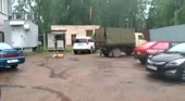 Собачка играет.mp4
