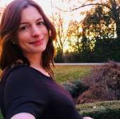 annehathawayshowsoffbabybump--z.jpg