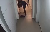 Драка в подъезде.mp4
