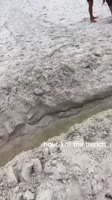 Выкопал канал на пляже. Что-то пошло не так.mp4