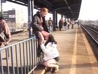 тяночка писает в ротик другой тяночке.mp4