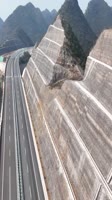 [云舟v] 贵州高速建设真是另辟蹊径，上百米的山体直接劈开，这样大费周章还不如挖隧道，大家觉得呢？#高速路 #城市发展 #基建狂魔 #不可思议 (24haUz0EvV0).mp4