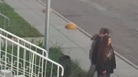 Урной по колену (зумера избила урна).mp4