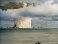 An underwater atomic bomb test in 1946 [f3ni6s40rfcb1].mp4