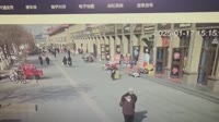 Китай. Ребёнок, бросивший петарду в люк, погиб от взрыва канализационных газов. .mp4