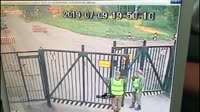 охранника откинуло воротиной.mp4