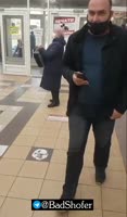 Нижнекамск, посетители-антивакцинаторы опрокинули охрану в торговом центре и стали пропускать всех без куркода .mp4