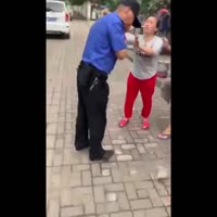 китаец бросает вахтёру кирпич.mp4