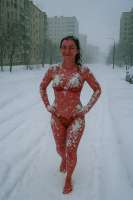 Женщина в красном на снеге 2.jpg