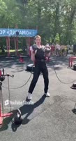 Жим двух гирь 16 кг одной рукой.mp4