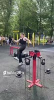 Жим двух гирь 16 кг одной рукой.mp4