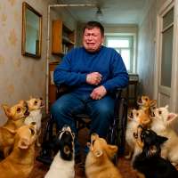 Плачущий мужчина в инвалидной коляске.png