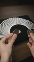 Научись перекатывать монету по пальцам coinroll напорко александрнапорко [get-save.com].mp4