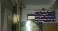 В Одессе высасывают водку через дверной глазок, лишь бы не открывать дверь неизвестным.mp4