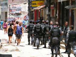 PoliciaisocupamComplexodoAlemao.jpg