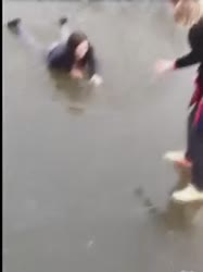 Оч холодно! Я не смогу выжить.webm