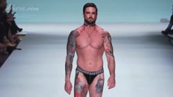 вошёл-в-тред-с-голой-жопой.mp4