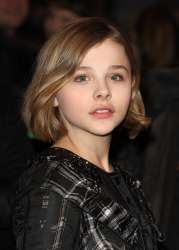 chloemoretzharrypotterdeadlyhallowspremiere010.jpg