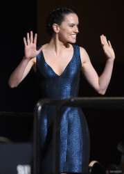 daisy-ridley-at-star-wars-the-force-awakens-panel-at-comic-[...].jpg