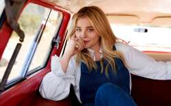 chloe-moretz-portrait-smile-photoshoot-in-the-car-american-[...].jpg