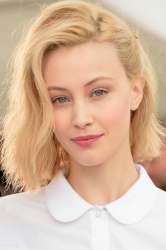 Sarah-Gadon-iphone-sexy-Wallpapers.jpg