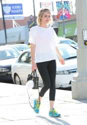 emma-roberts-in-tight-leggings-out-shopping-in-los-angeles1.jpg