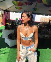 dua-lipa-awesome-cleavage.jpg