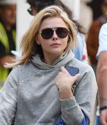 chloe-grace-moretz-enjoying-a-shopping-trip-in-londo-15.jpg