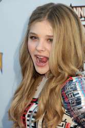 Chloe-Moretz-clean-teeth.jpg
