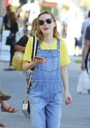 Kiernan-Shipka-in-Jeans-Shopping--02.jpg