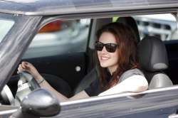 kristen-stewart-mini-136385085705802601-131119134838.jpg
