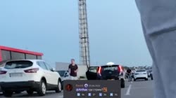 Папич бежит по парковке.mp4