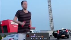Папич бежит по парковке.mp4