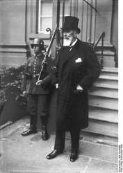 426px-BundesarchivBild102-06908,GrafAlvertApponyi.jpg